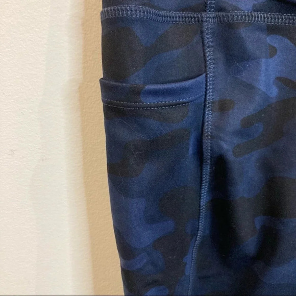 DANSKIN Sz L Brushed Leggings Super Soft Camo Pattern Pockets NWT - Picture 3 of 10